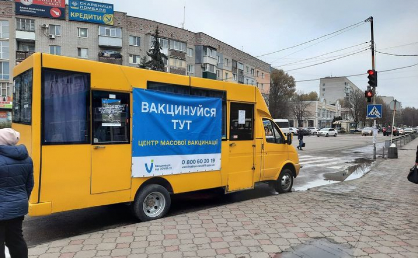 В Новомосковске курсирует маршрутка, в которой вакцинируют людей