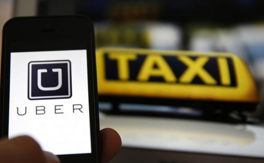 В Днепре на ул. Грушевского водитель такси Uber сбил пешехода и протащил 50 метров на капоте