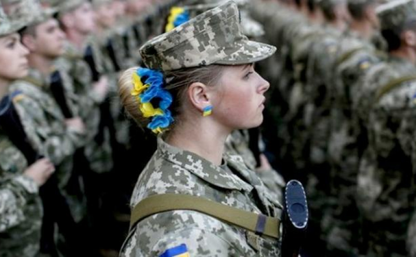 Министерство обороны утвердило список профессий, представительницы которых должны будут стать на воинский учет
