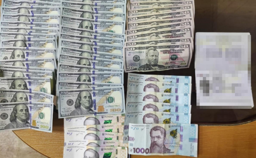 Пограничники задержали двоих мужчин, предлагавших взятку $8,7 тыс., чтобы сбежать из Украины