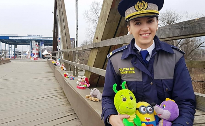 «Плюшевый мост»: Румынские пограничники и волонтеры оставляют на мосту игрушки для украинских детей