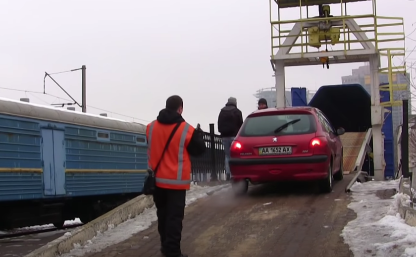 Автомобилевозы «Укрзалізниці» продолжают перевозить автомобили в западные города