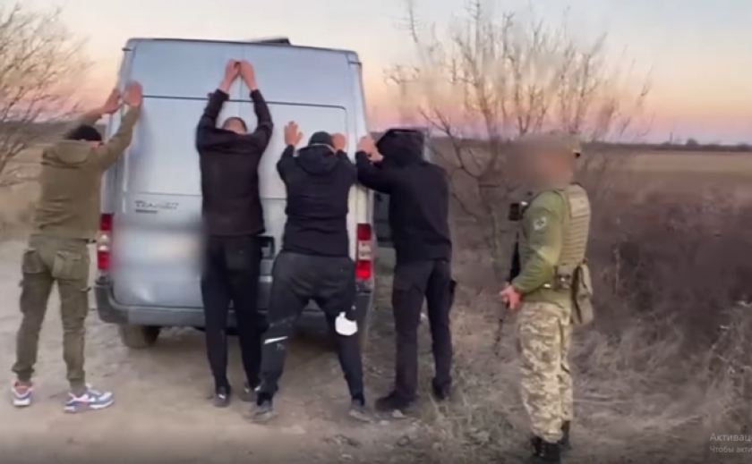 Помогали сбегать в Венгрию: На Закарпатье преступники хотели задавить пограничников