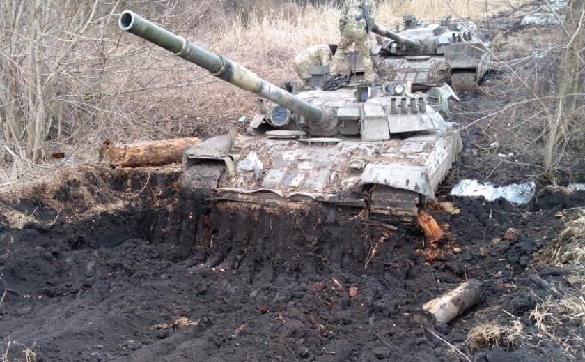 Бойцы 93-й бригады «затрофеили» застрявшие в грязи танки российских военных