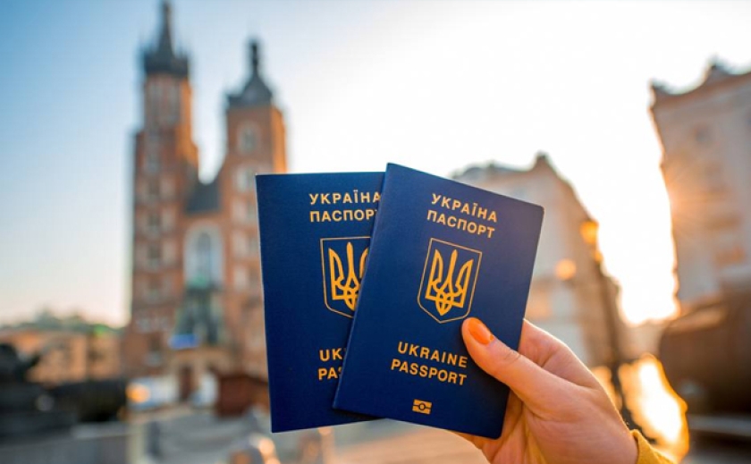 Украинцы смогут оформить и получить загранпаспорт, находясь за границей