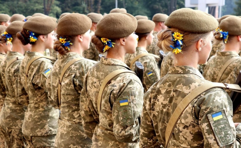 Жінки яких професій зобов’язані стати на військовий облік в Україні: повний список