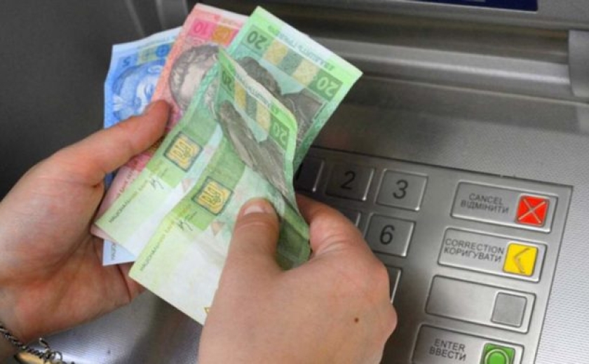 В Україні скасовано комісію на зняття готівки з карток інших банків у банкоматах
