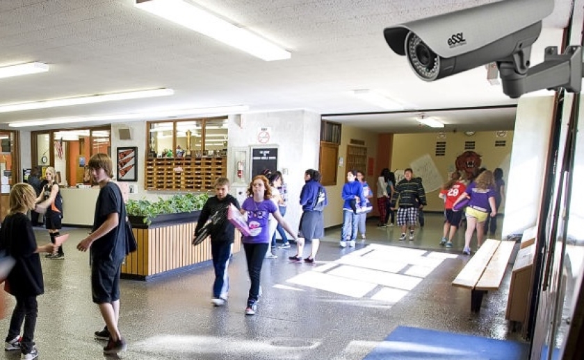 Камери в шкільних класах: вчителів та учнів хочуть знімати на відео