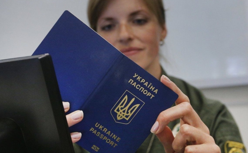 У деяких українців з 1 серпня можуть забрати паспорти-книжечки: подробиці