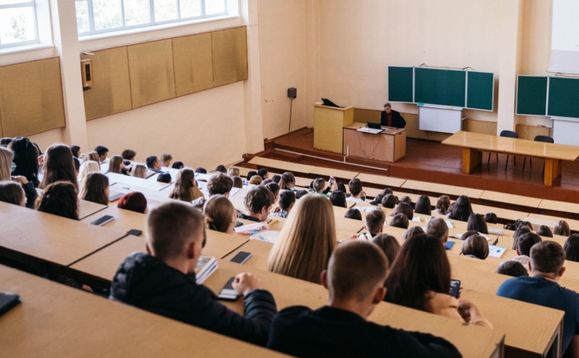 В Україні хочуть повернути університети та коледжі до офлайн навчання: деталі