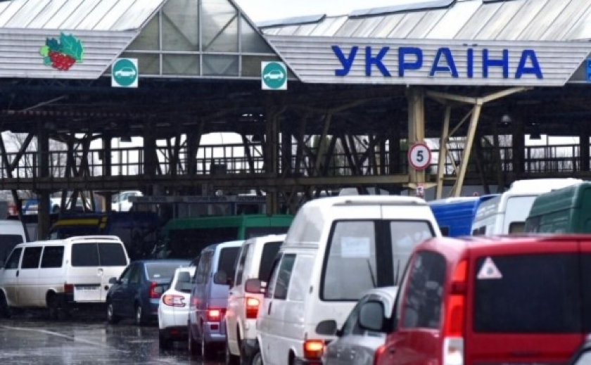 В Україні змінили правила перетину держкордону для водіїв вантажного та пасажирського транспорту