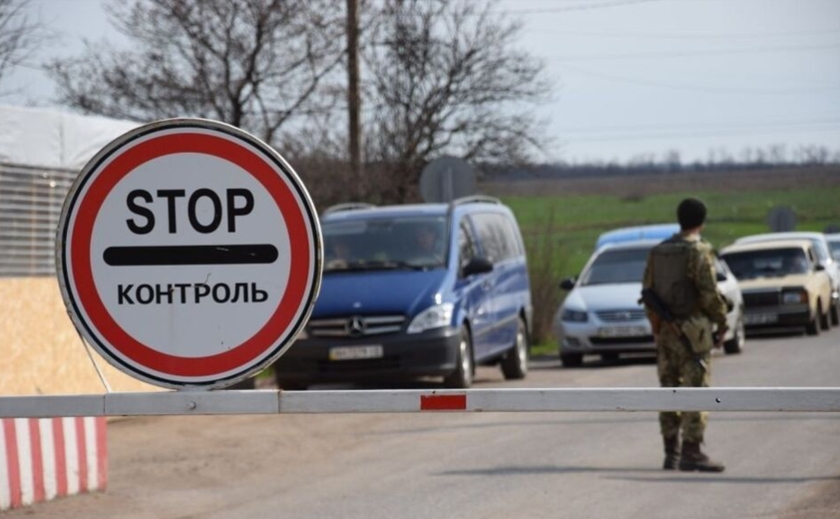 Хочеш за кордон – плати: в Україні можуть дозволити виїзд військовозабовʼязаних чоловіків