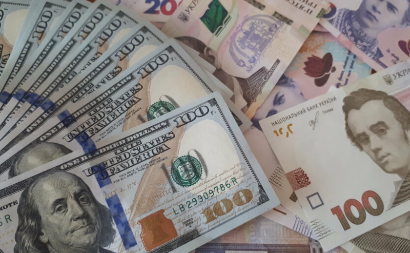 Із 1 грудня банки та обмінники можуть безлімітно продавати готівкові долари і євро українцям