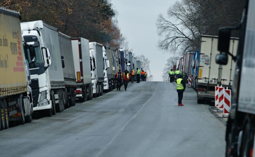 Пропуск вантажівок з України до Словаччини частково відновлено: деталі