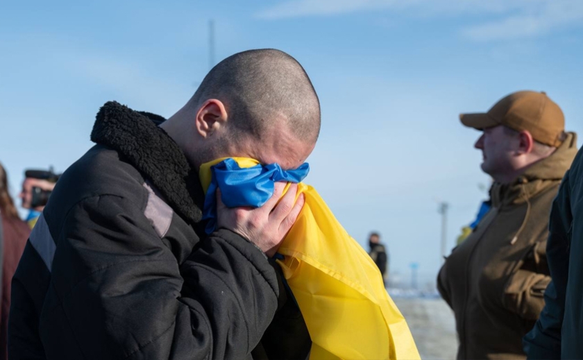Додому повернулись 207 військових та цивільних українців