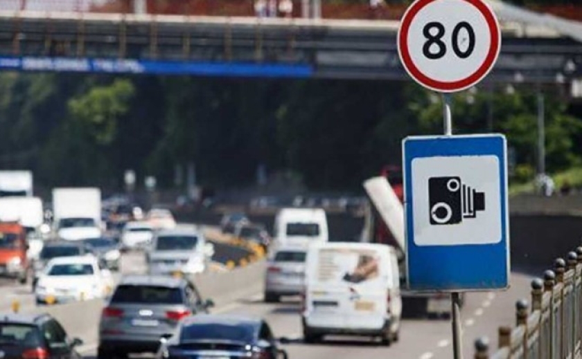 В Україні хочуть по-новому фіксувати перевищення швидкості, а водіїв каратимуть за несезонні шини