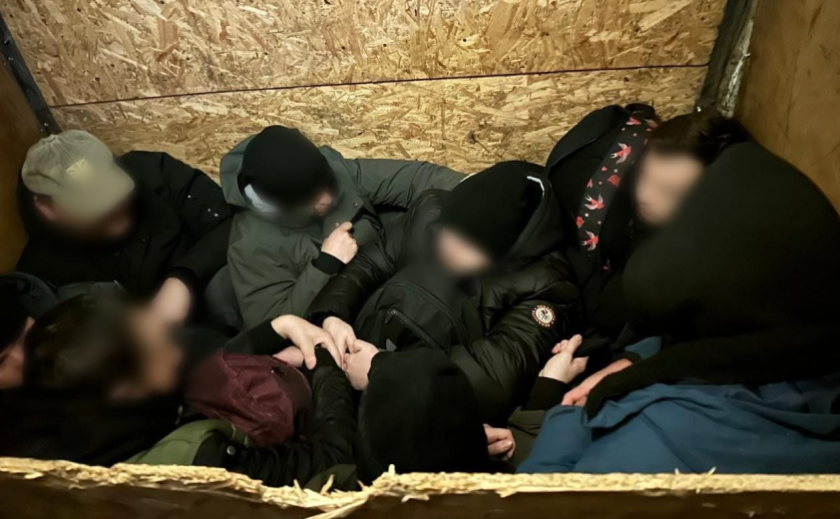 На Закарпатті у бусі, обладнаному подвійною стінкою, прикордонники виявили 8 втікачів