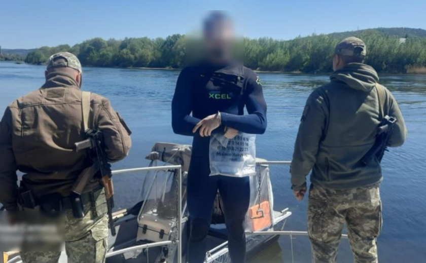 Чергова спроба втечі: прикордонники затримали на Дністрі плавця у гідрокостюмі