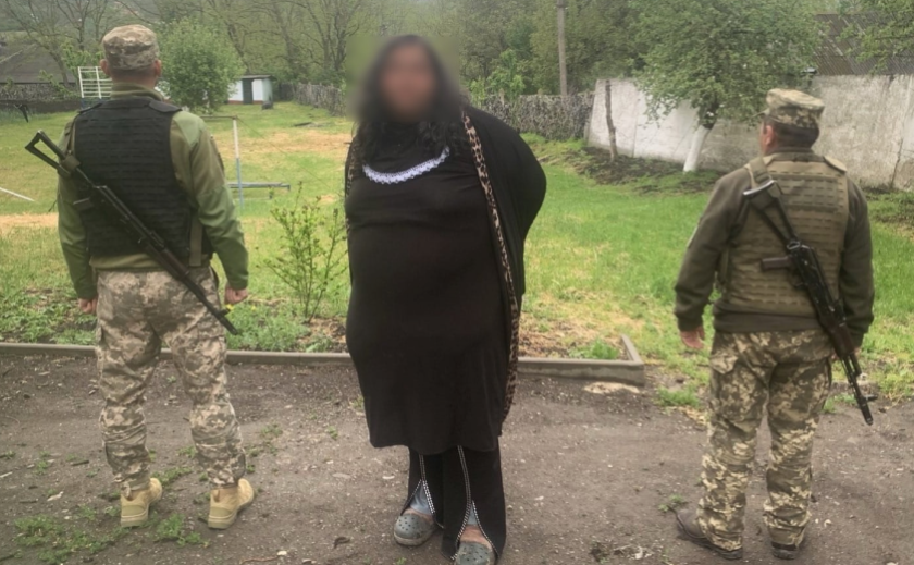 Біля кордону з Молдовою затримали 26-річного чоловіка в жіночому вбранні: подробиці