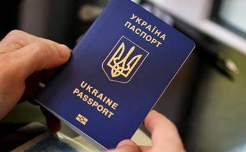Кабмін спростив оформлення паспортів для чоловіків за кордоном: що змінилося