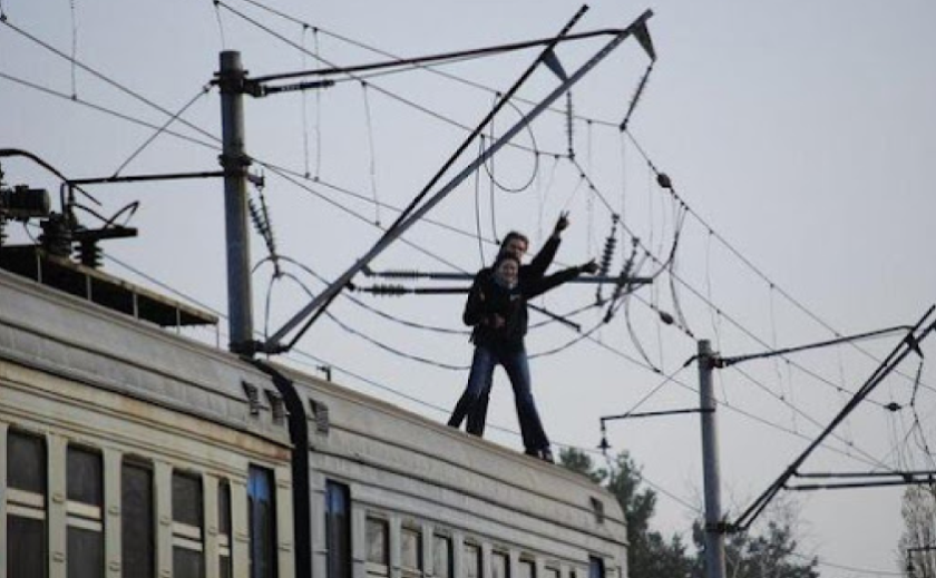 Ще троє підлітків у лікарні: «Укрзалізниця» попереджає про смертельну небезпеку «зачепінгу»