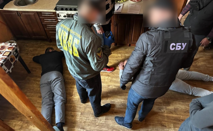 Торгував документами і незаконно переправляв чоловіків за кордон: правоохоронці викрили зловмисника