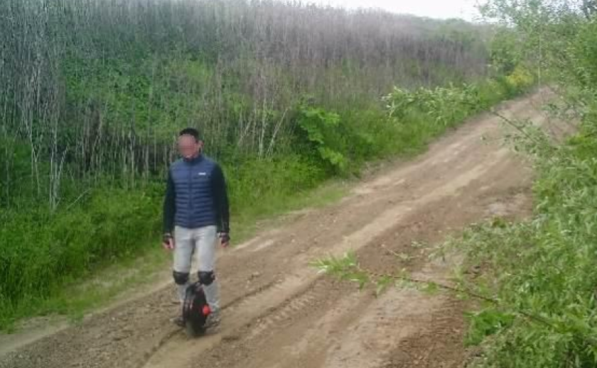Намагався перетнути кордон зі Словаччиною на моноколесі: прикордонники затримали ще одного втікача