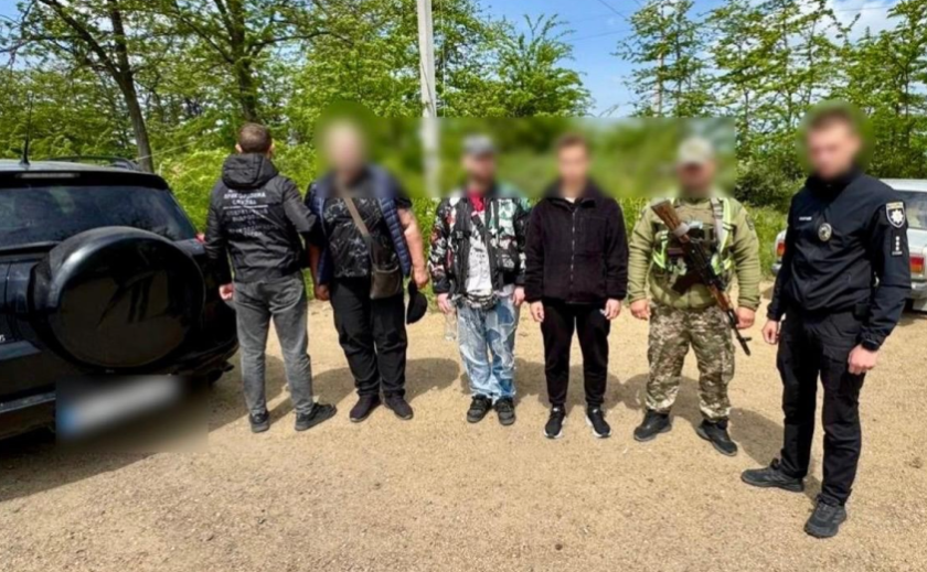 «Квиток» до Молдови за 11 тис. доларів: на Одещині затримали перевізника та групу втікачів