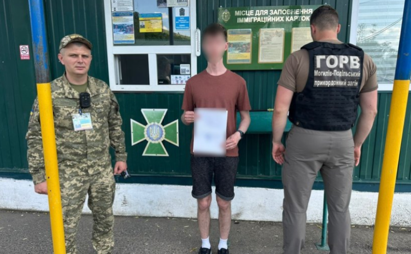 На кордоні зупинили ще одного втікача з підробленими документами
