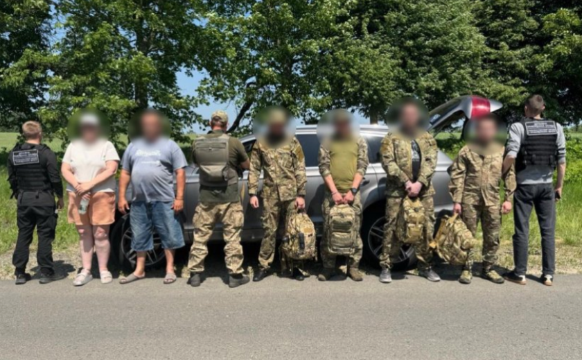 Прикордонники затримали четверо псевдовійськових, які намагались втекти з України