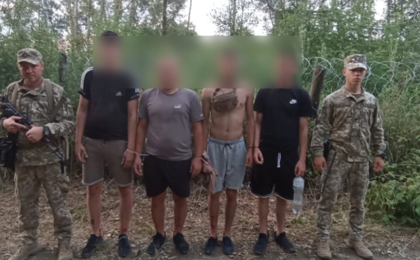 Заплив скасовано: прикордонники затримали 4 втікачів на березі Тиси