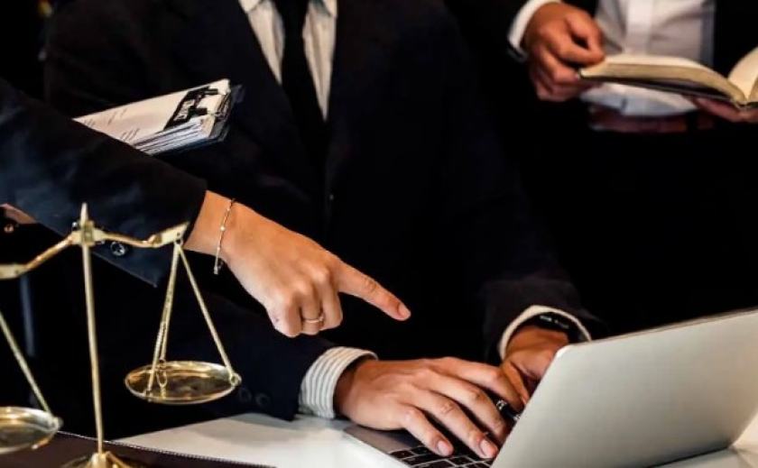 В Україні офіційно введуть штрафи до 13 600 грн за ототожнення адвоката з клієнтом