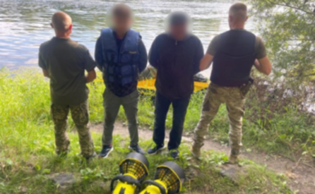 Намагалися втекти з України на підводних скутерах: на кордоні з Молдовою затримали двох ухилянтів