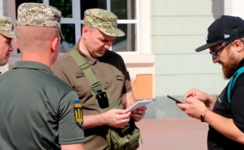 З 1 вересня усі працівники ТЦК зобов’язані носити бодікамери