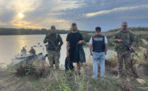 Вдавав рибалку та планував у ластах переплисти в Румунію: прикордонники затримали ще одного втікача