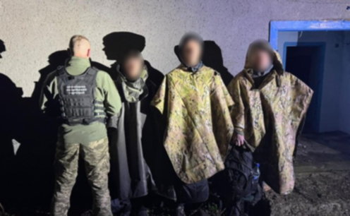 «Плащі-невидимки» не допомогли: на Буковині затримали групу чоловіків, які намагалися втекти з країни
