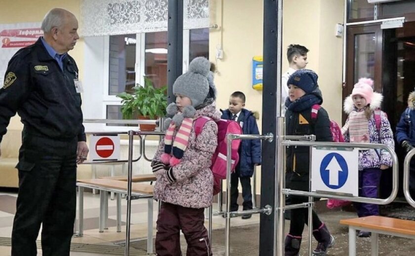 Поліція охорони, «тривожні кнопки» та огорожі: в українських школах посилять заходи безпеки