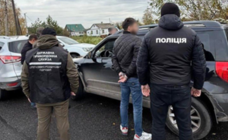 Ще одна схема переправлення чоловіків за кордон: директору благодійного фонду та представнику громадської організації оголошено про підозру