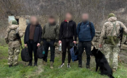 Заплатили 42 тисячі доларів за нелегальний перехід, але все одно не змогли втекти: прикордонники затримали групу порушників