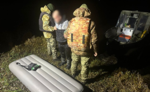 Плив до Молдови на надувному матраці: прикордонники затримали ще одного втікача