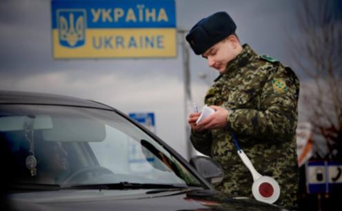 НБУ зафіксував значний відтік населення: українці масово покидають країну