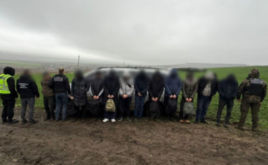 Десять втікачів за раз: на Одещині затримали мікроавтобус із чоловіками, які намагалися незаконно перетнути кордон