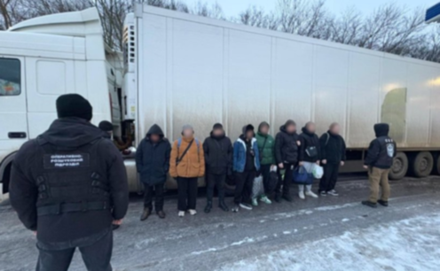 Іноземець намагався вивезти за кордон 7 ухилянтів у вантажівці з пивом: подробиці