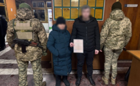 Одружилась з сином подруги, аби вивезти його з країни: прикордонники викрили чергову спробу втечі