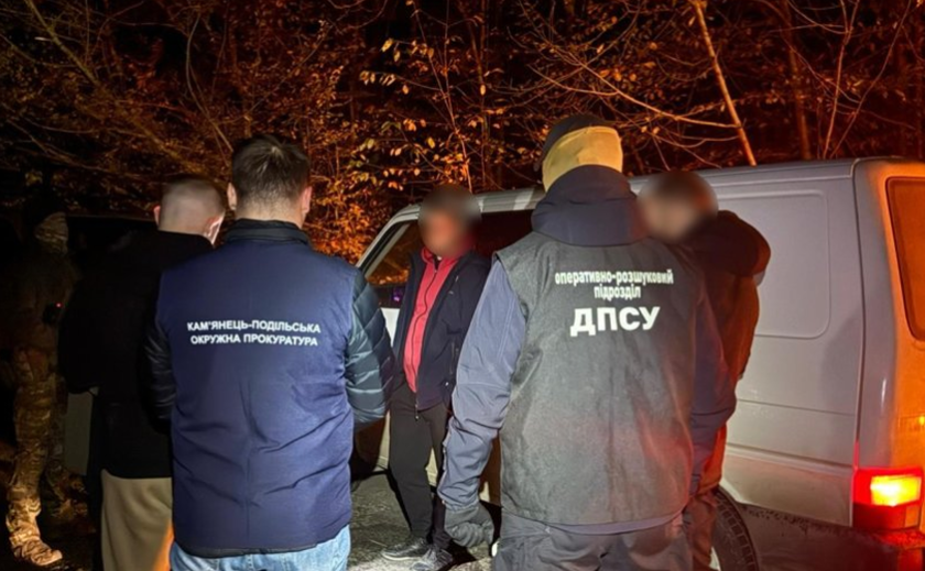 Обшуки та затримання: правоохоронці викрили ще одну схему незаконного переправлення чоловіків через кордон