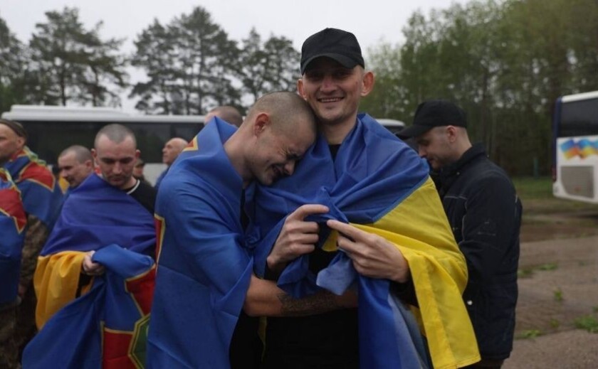 Україна розпочала масштабний обмін полоненими: додому повернулися 205 захисників