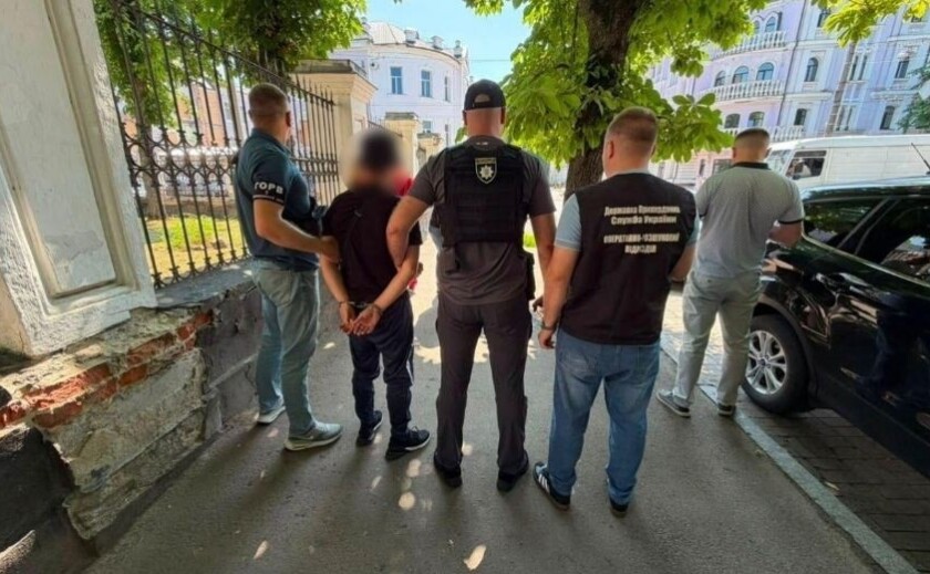 Продавала ухилянтам «батьківство» над власними дітьми: правоохоронці викрили ще одну схему втечі з країни