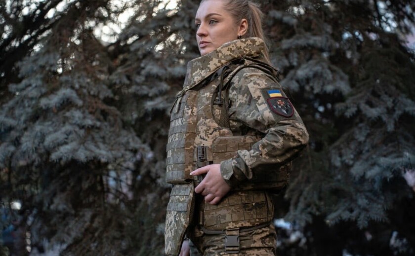 Військовослужбовиці ЗСУ вперше отримали бронежилети, адаптовані для жінок