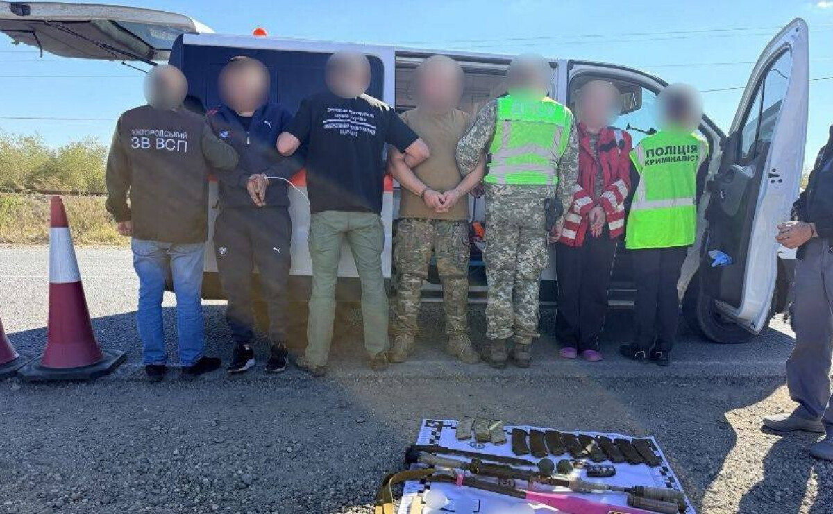 «Швидка» зі зброєю та чоловіками у багажнику: на Закарпатті викрили ще одну схему втечі з країни